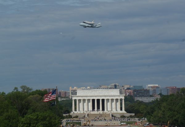 Discovery over Lincoln Memorial