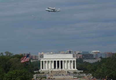 747 and Discovery over the Lincoln Memorial